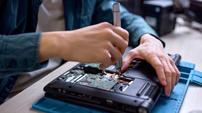 AdobeStock_réparation ordinateur